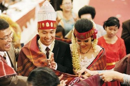 Mengenal Tradisi Mangulosi Dalam Pernikahan Adat Batak Siap Nikah Riset