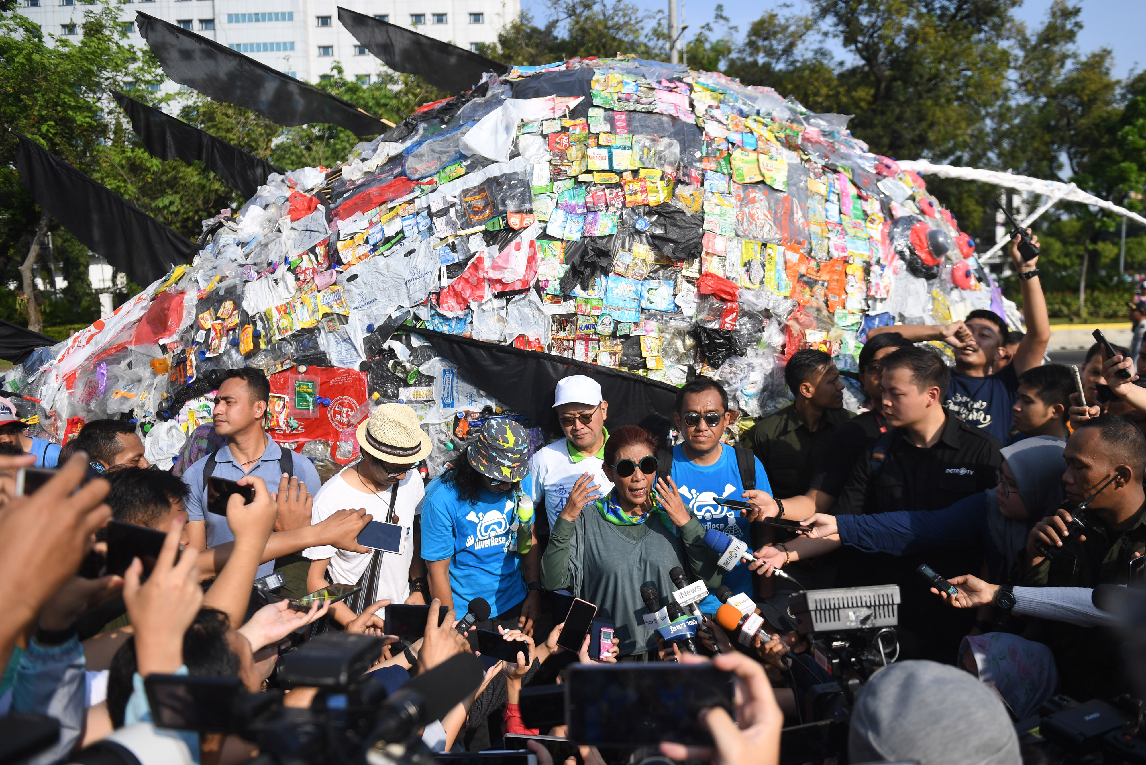 Menenggelamkan Pembuang Sampah  Plastik  di  Laut Indonesia  