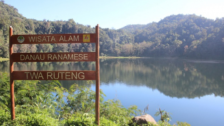 Keheningan di Cermin Raksasa Ranamese