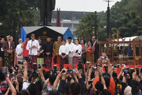 Aroma Kopi dan Restorasi Kain Sarung