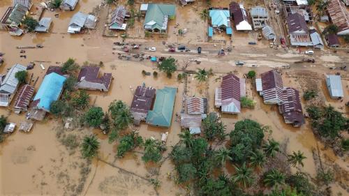 Di Sini Panas Meranggas, Di Sana Banjir