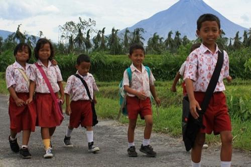 Guru Terus Dididik, Siswa Terus Dibantu