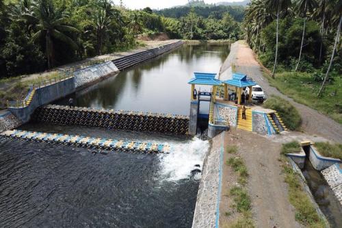 Balok Kuning Biru Membendung Kali Gugubali