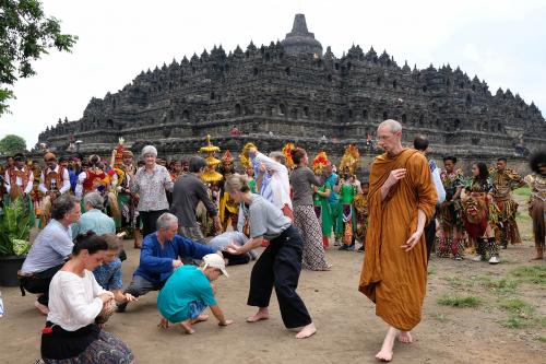 Mari Melancong, Menjelajahi Indonesia