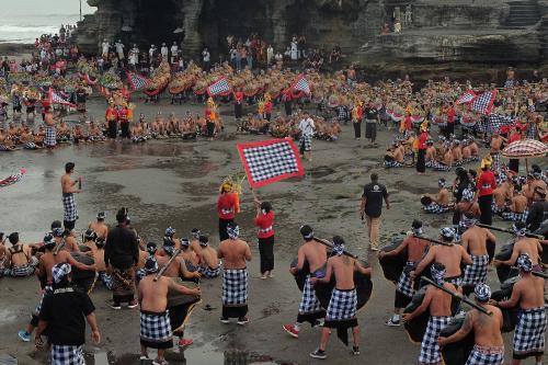 Ikhtiar Suku Adat Menangkal Pagebluk 