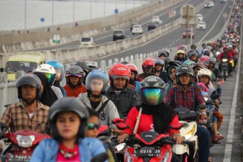 Arus Ungghe dan Toron Melewati Jembatan Suramadu