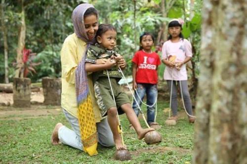 Anak Pekerja Migran Berbagi Sayang di Tanah Lapang