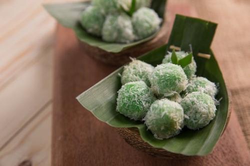 Si Klepon Naik Daun