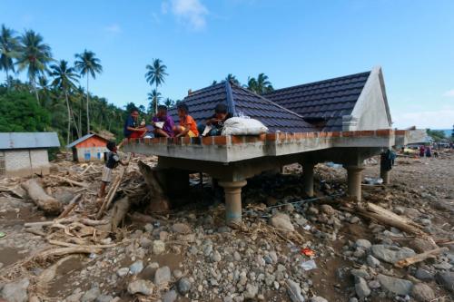 Si Upik Membantu Menyemai Awan 