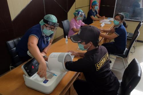 Adu Cepat di Lintasan Vaksinasi