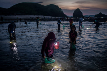 Berburu Putri Mandalika di Pantai Seger