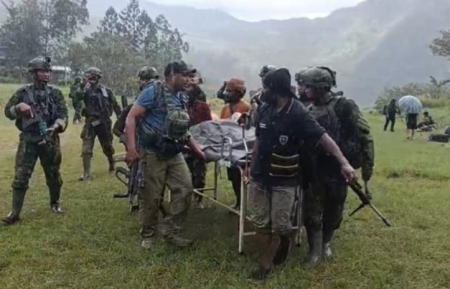 TNI Evakuasi 42 Pengajar dan Nakes Pascaserangan Brutal KKB di Yahukimo