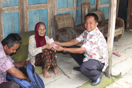 Bansos dan Padat Karya, Kunci Pemulihan Ekonomi Desa 
