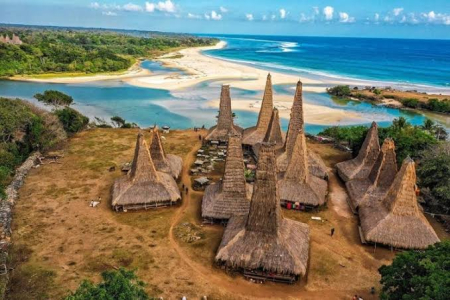 Rumah tanpa Logam dan Kuburan Batu Desa Ratenggaro, Sisi Lain Keindahan Sumba 