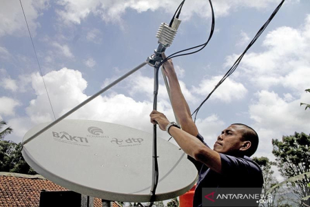 Layanan Internet Satelit di Posko Pengungsi Semeru