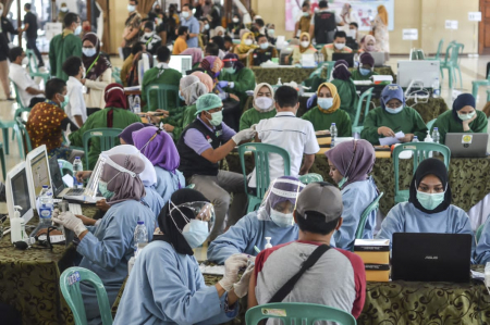 Diplomasi dan Skala Prioritas Kunci Kelancaran Vaksin