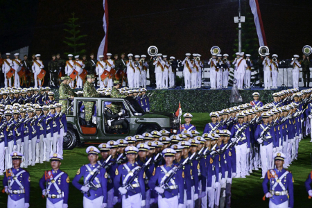 Presiden Prabowo Saksikan Defile Pasukan TNI-Polri di Akmil Magelang