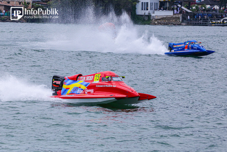 Pebalap F1 Powerboat Kagumi Danau Toba