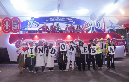 MCDA Parade Truck Showcases Giant Phone, AI Robot 