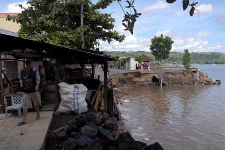 Ketika Tiang Listrik Amblas ke Dalam Laut