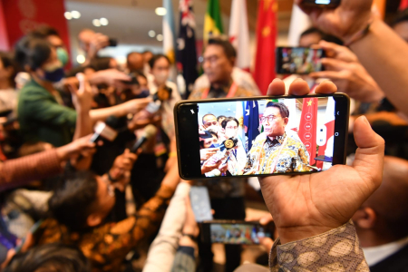 Presiden Jokowi Meninjau Media Center KTT G20