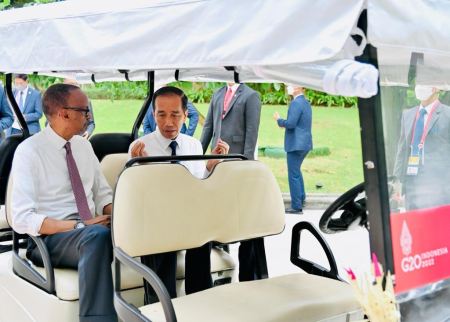 [SIARAN PERS] Diplomasi Jokowi dan Presiden Rwanda di Mobil Golf