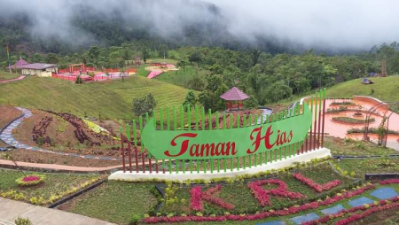 Menikmati Kesejukan Kebun Raya Pertama di Sumatra