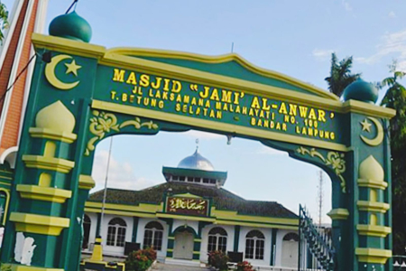 Menguji Kekuatan Tiang Masjid Bersejarah di Lampung