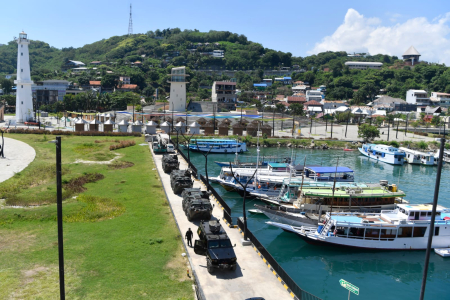 Waterfront Labuan Bajo Dipenuhi Hotel Terapung  