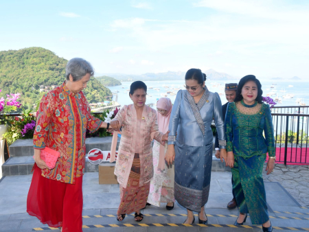 Kehangatan Spouse Program ASEAN dan Pesona Labuan Bajo dari Puncak Waringin