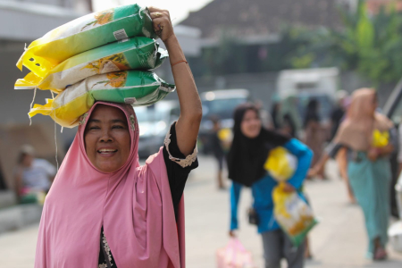 Menahan Gejolak Harga Pangan