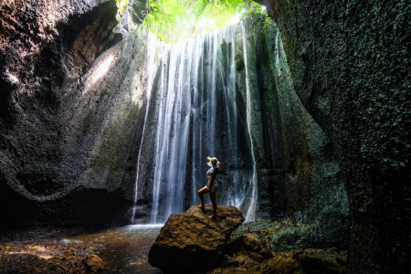 Pesona Air Terjun Tukad Cepung yang Bikin Pengunjung Rela Antre