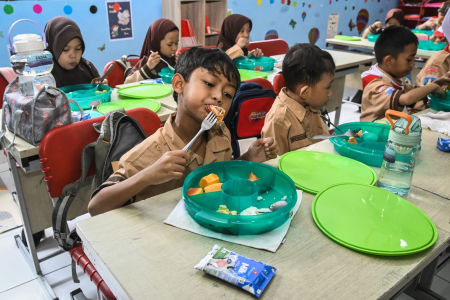 Makan Bergizi Gratis dan Renovasi Sekolah Unggulan Pemerintah di 2025