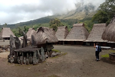 Menembus Lorong Waktu Desa Adat Bena Flores 