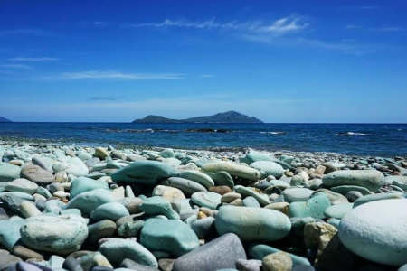 Eksotisme Pantai Batu Hijau Penggajawa 