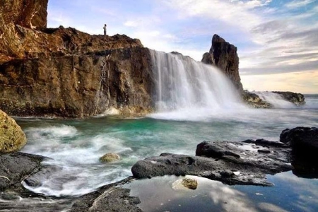 Pesona Air Terjun Asin Pantai Nambung