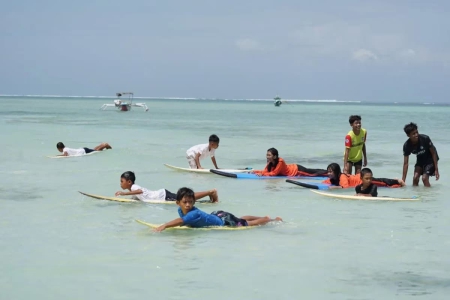 Taklukkan Ombak Jelenga Sumbawa Sedari Belia 