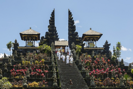 Pura Besakih Punya Gedung Parkir  