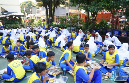 Makan Bergizi Gratis Hadir di Depok, Brimob Dukung Generasi Emas Indonesia