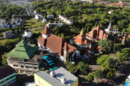 Damainya Toleransi di Puja Mandala