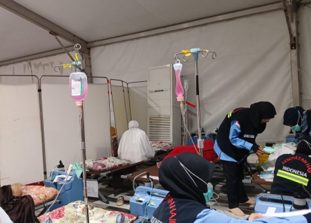 Meski Berdesakan, Semangat Layanan Petugas Kesehatan Haji tak Pernah Surut