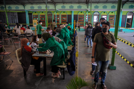 Mau tak Mau Percepatan Vaksinasi