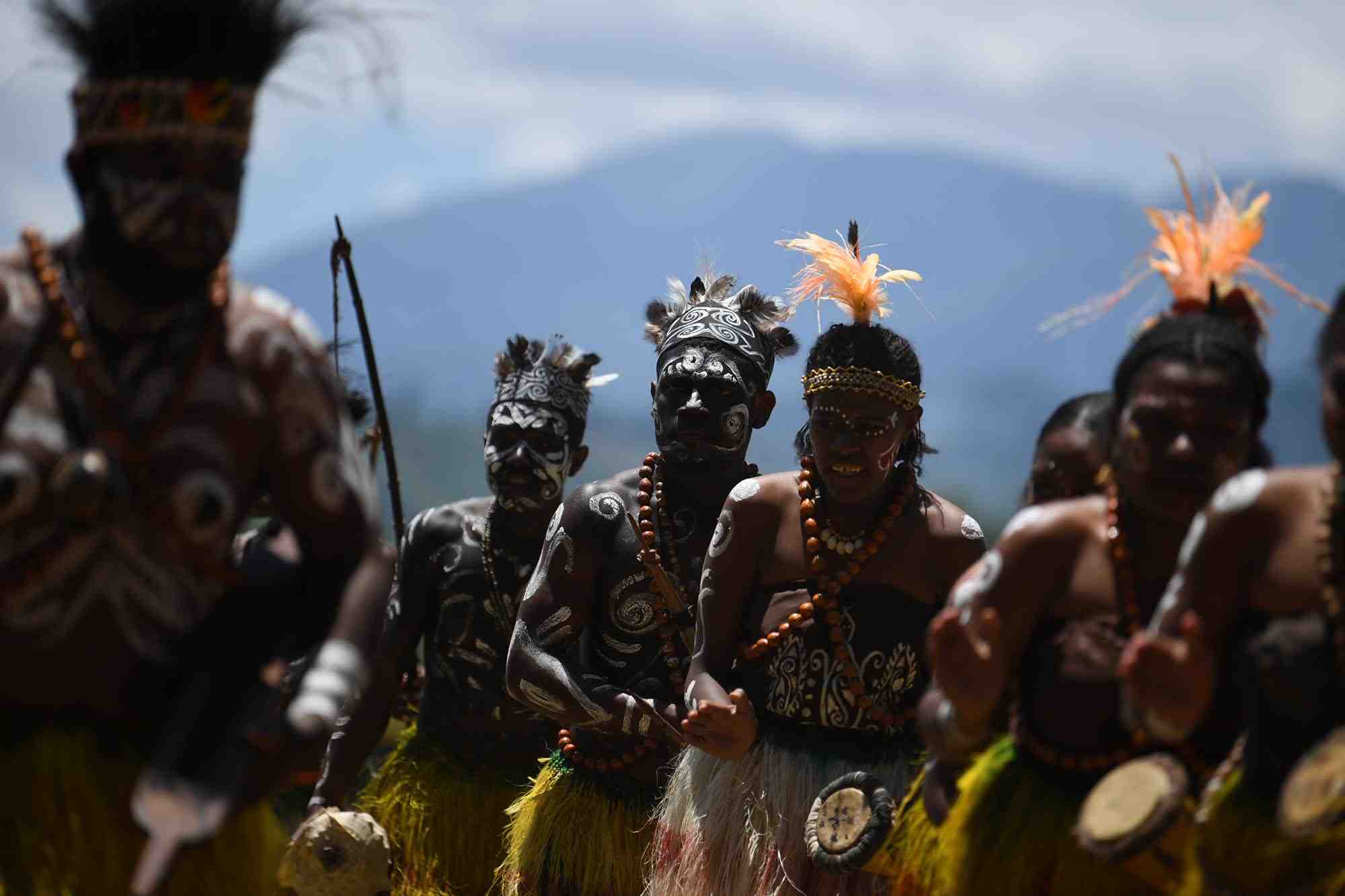 Pementasa Tarian Rakyat Papua