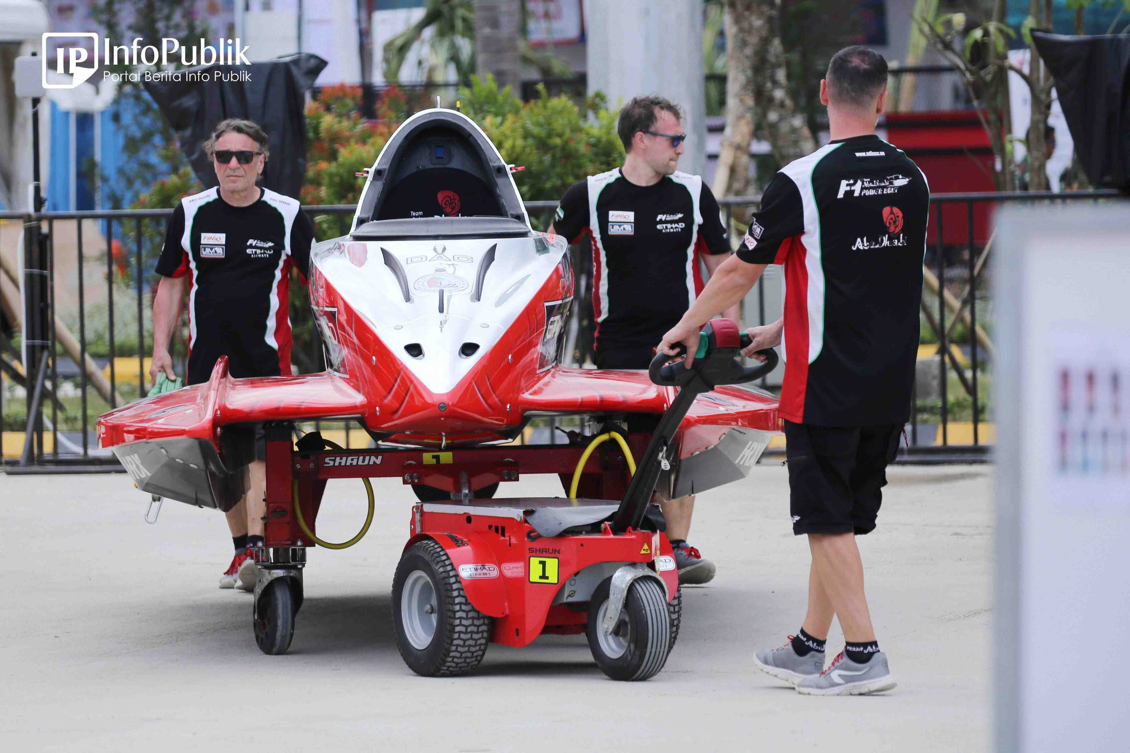 Kesibukan di Arena F1 Superboat