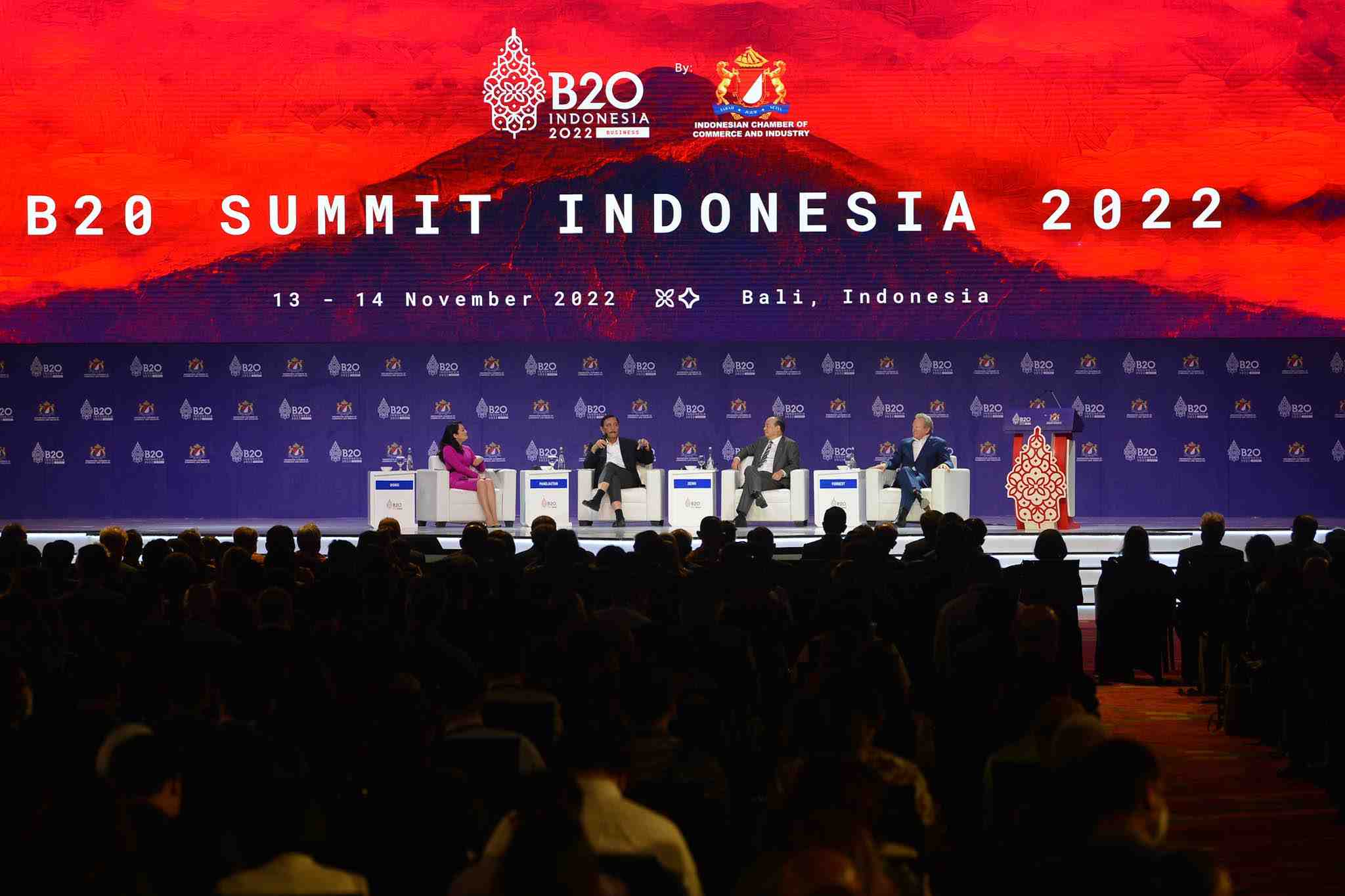 DISKUSI PANEL PERTAMA B20 SUMMIT INDONESIA