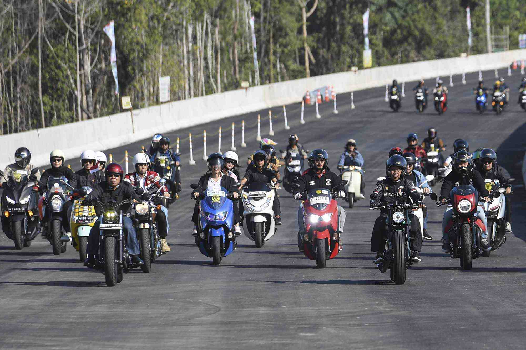 Presiden Kendarai Motor  Menyusuri Tol IKN 
