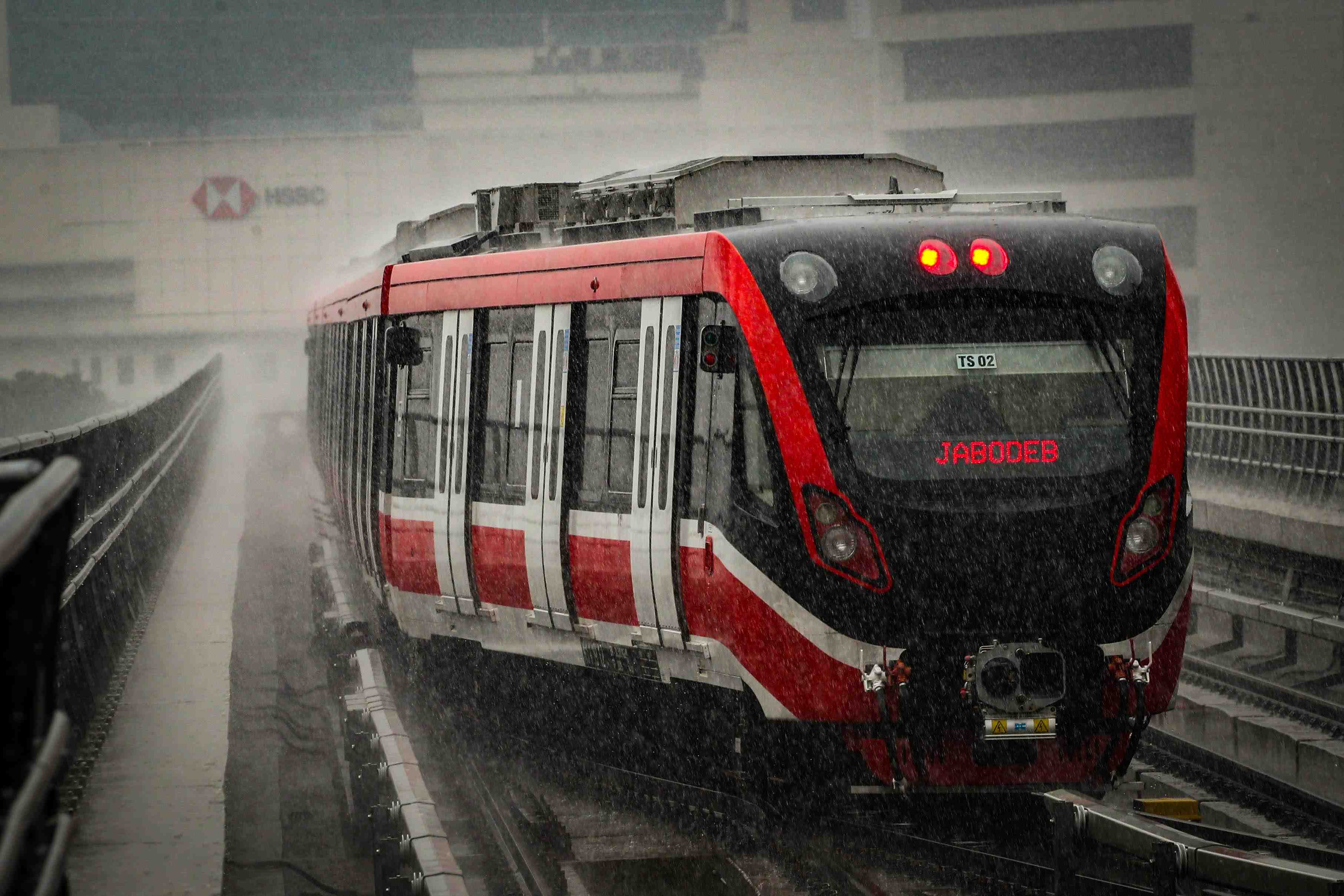 Menjajal LRT Dalam Kondisi Hujan 