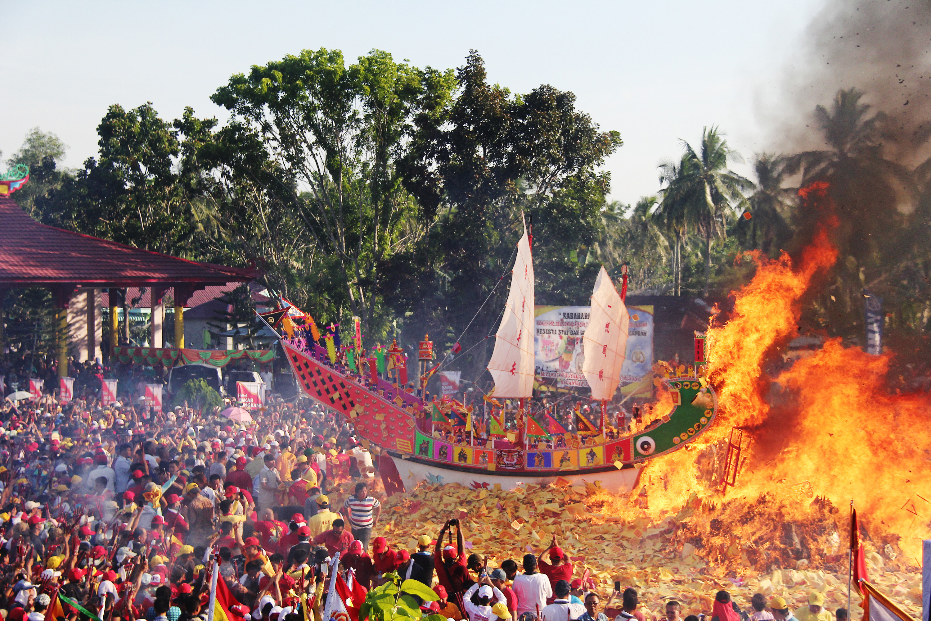 Prosesi Ritual Bakar Tongkang