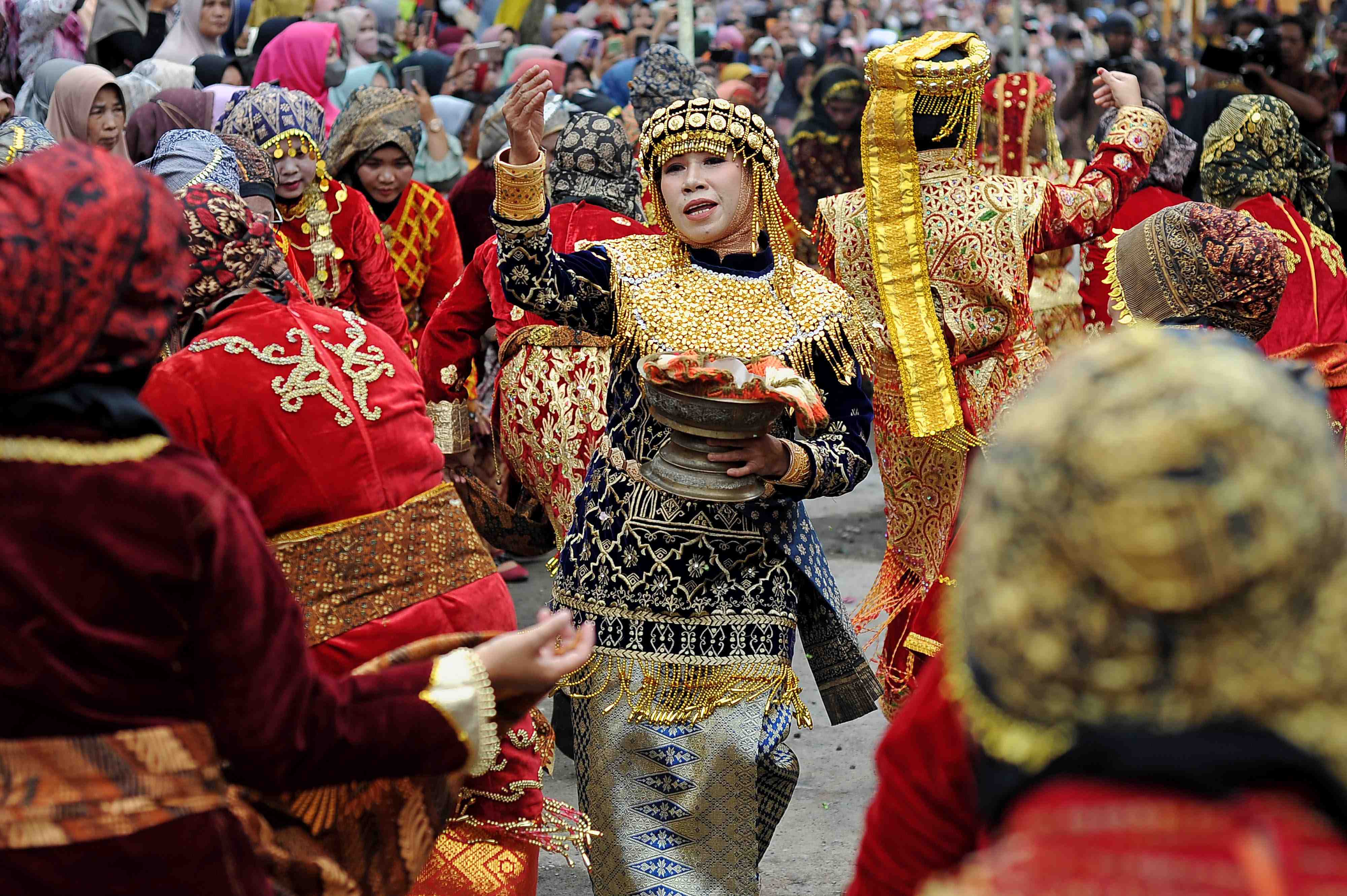 Tarian Sakral Sambut Panen di Danau Kerinci