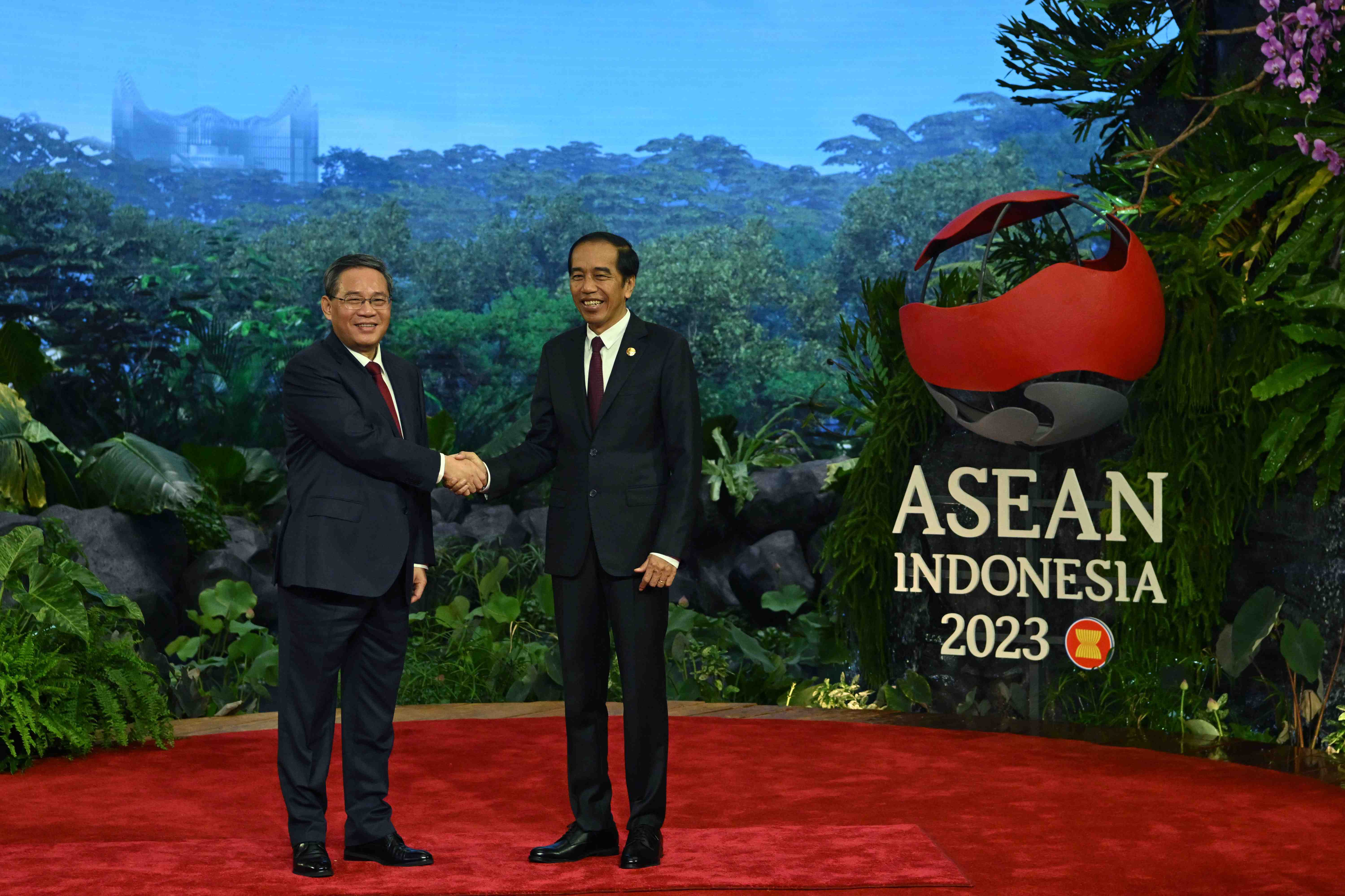 Presiden Jokowi sambut kedatangan Premier China